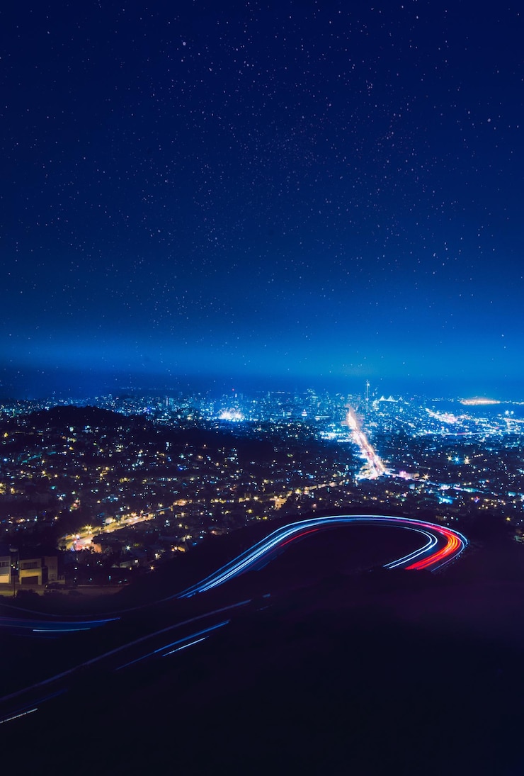 Photo 夜空に照らされた道路の光線