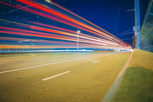 Foto tracce di luce sulla strada contro il cielo notturno