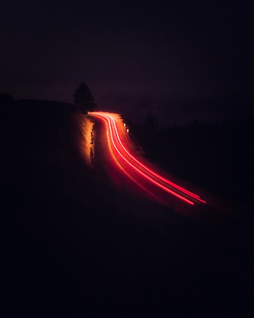 Foto tracce di luce sulla strada contro il cielo notturno