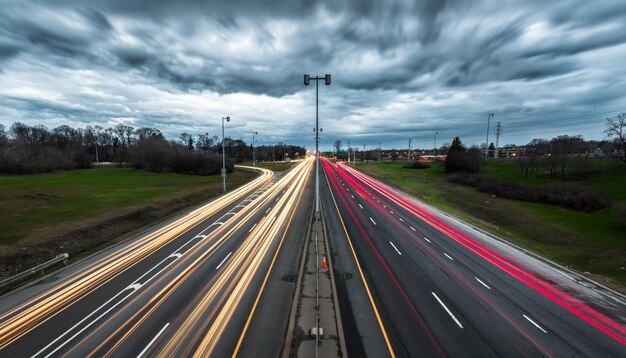 Photo light trails on road against sky