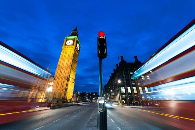 Photo light trails on road in city against sky at night