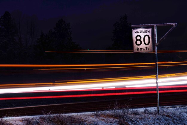 Photo light trails on road in city at night