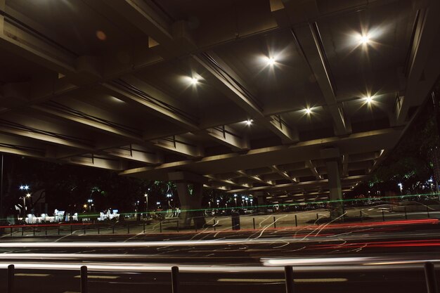 Photo light trails on road in city at night