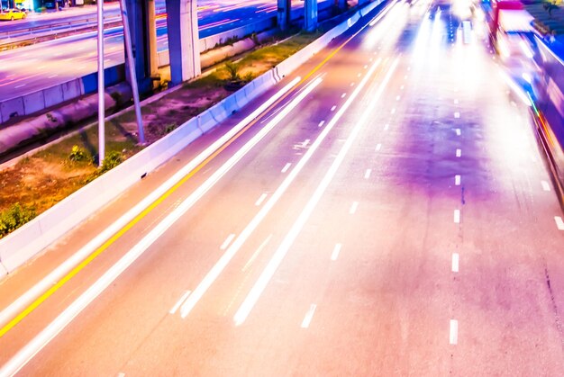 Foto sentieri di luce sulla strada in città di notte