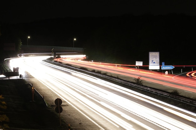 Foto sentieri di luce sulla strada in città di notte