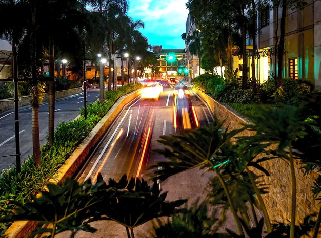Photo light trails on road in city at night