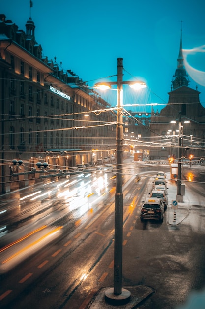 Foto sentieri luminosi sulla strada durante l'ora di punta