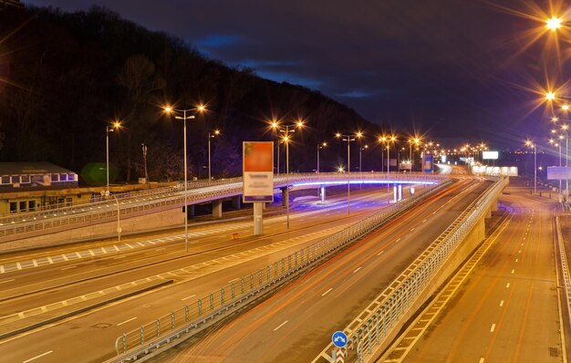 Foto sentieri di luce sulla strada al crepuscolo