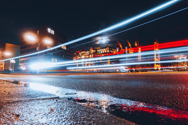 Photo light trails on road at night in hamburg