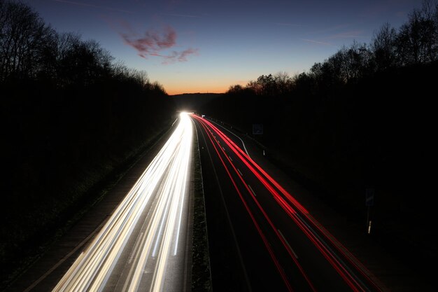 Foto sentieri di luce sulla strada di notte