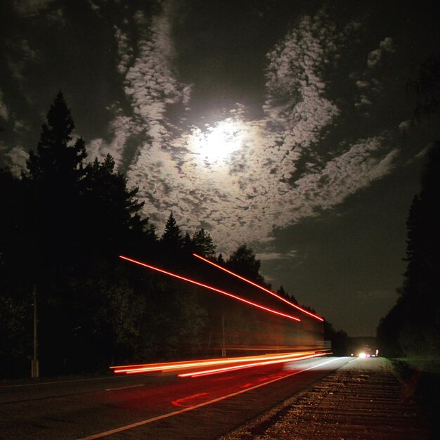 Foto sentieri di luce sulla strada di notte