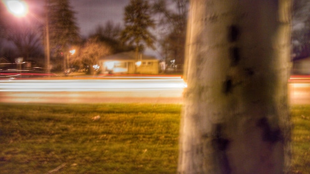 Foto sentieri di luce sulla strada di notte