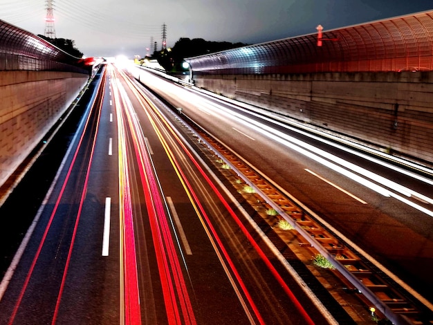 Foto sentieri di luce sulla strada di notte