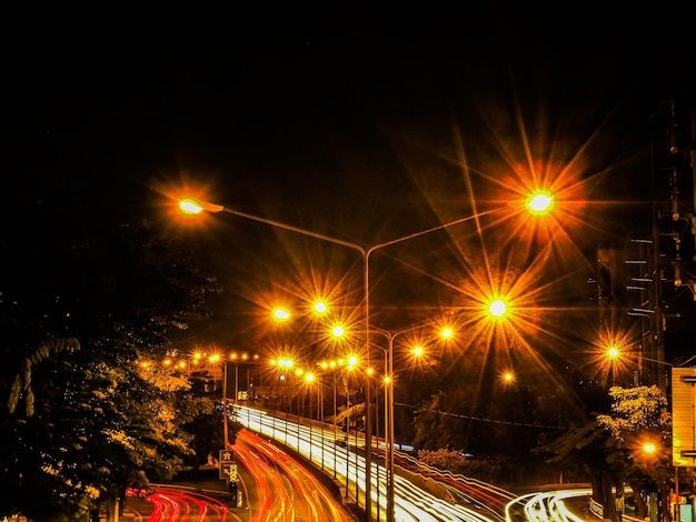 Foto tracce di luce sulla strada di notte