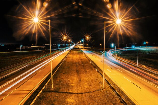 Foto sentieri di luce sulla strada di notte