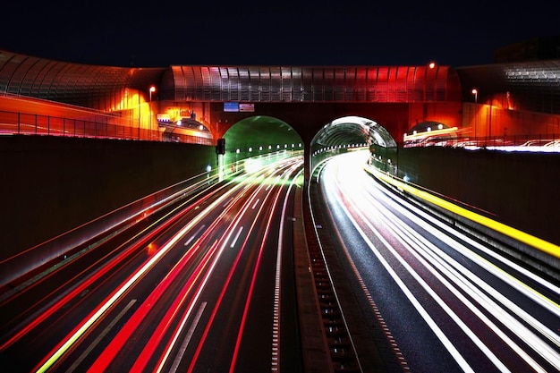 Foto sentieri di luce sulla strada di notte