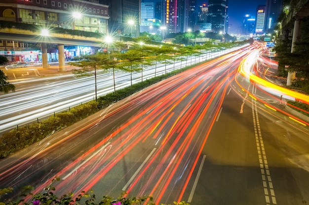 guangzhouxAの夜のラッシュアワーの交通の光跡