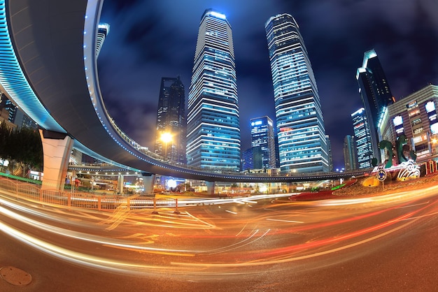 Scie luminose sul centro di shanghai lujiazui di notte