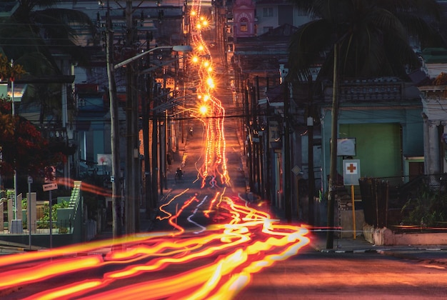 Photo light trails on street against illuminated buildings in city at night