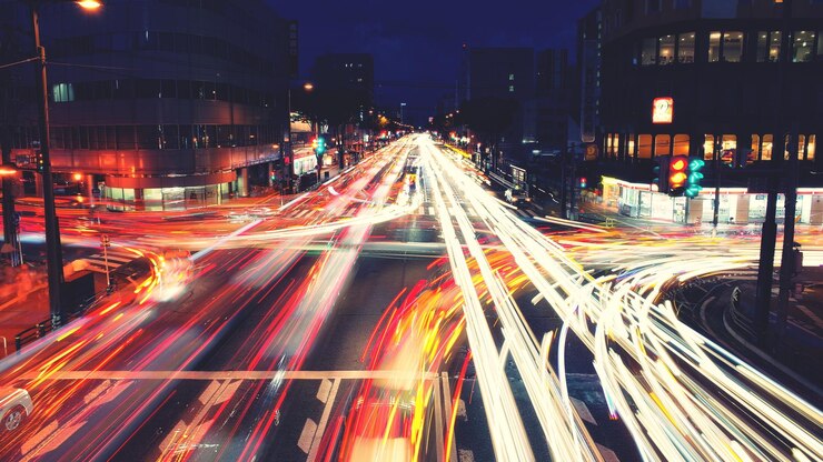Photo light trails on street in city at night