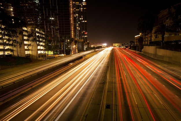 Photo light trails on street in city at night