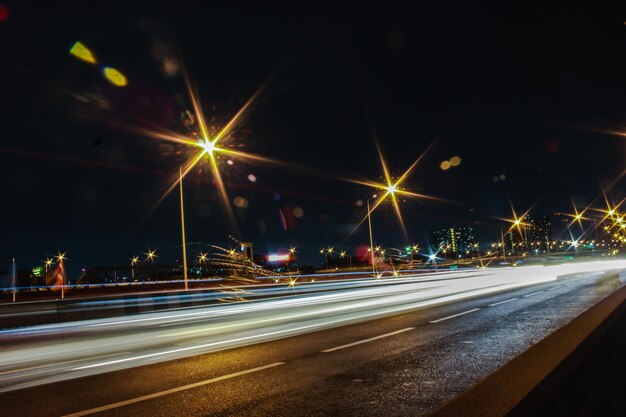 Foto tracce di luce per strada di notte