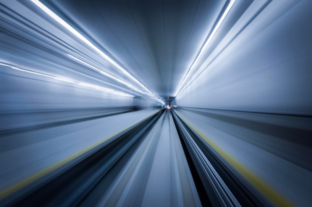 Foto tracce di luce nel tunnel