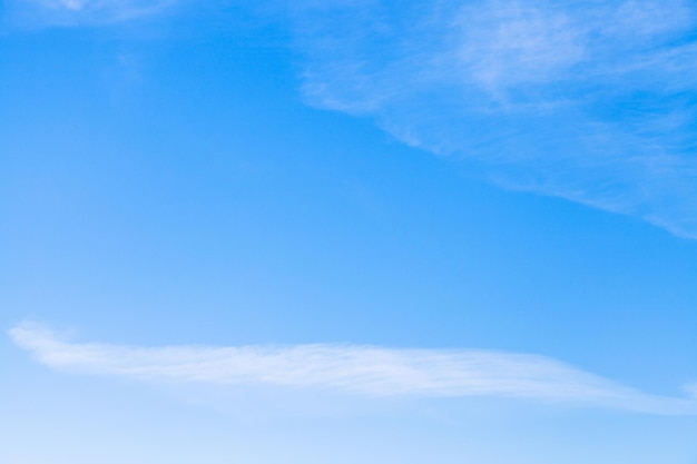 冬の青い空に光の白い雲