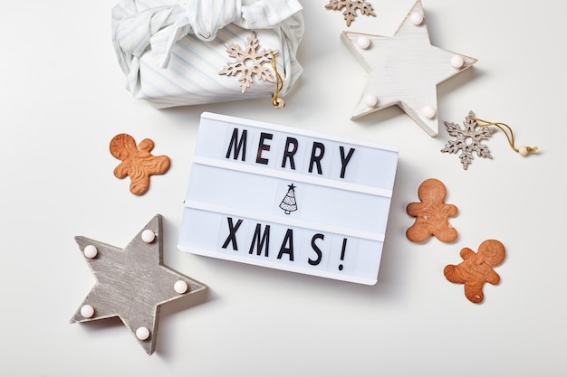 Lightbox-inscriptie Merry Christmas-cadeaus in Japanse furoshiki-stijl en peperkoekkoekjes