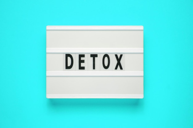 Lightbox met woord detox op blauwe achtergrond Gezondheidszorgconcept Digitale detox als losgekoppeld internetlevensstijlconcept