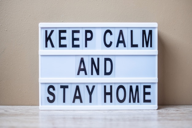 テーブルにテキスト「KEEP CALM AND STAY HOME」とライトボックス。