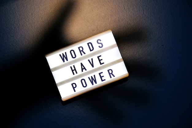 WORDS HAVE POWER라는 텍스트가 있는 라이트박스. 동기 부여 단어는 개념을 인용합니다. 화려한 배경입니다. 최소한의 창의적인 개념입니다.