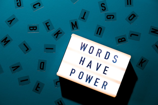 写真 テキストwordshavepowerのライトボックス。やる気を起こさせる言葉は概念を引用します。カラフルな背景。ミニマルなクリエイティブコンセプト。