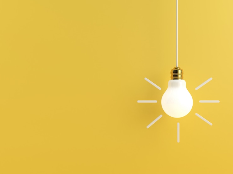 Photo lightbulb on yellow pastel background
