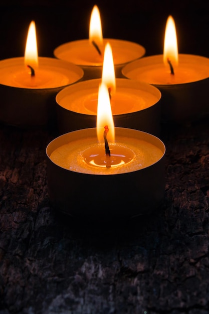 Photo lighted candles to relax on the wooden background