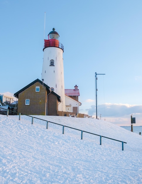 Photo lighthhouse of urk netherlands during sunset in the netherlands