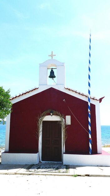 Foto faro contro il cielo blu