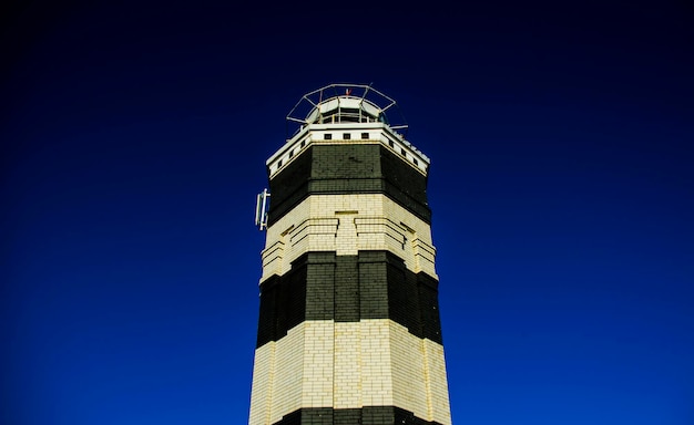 Foto faro contro il cielo blu