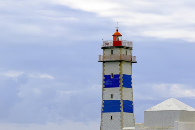 Foto faro contro il cielo