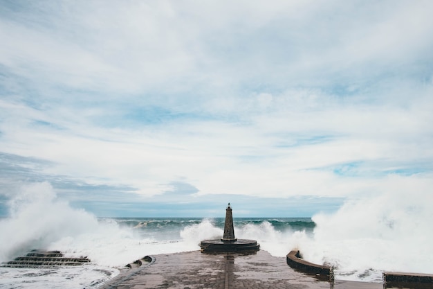 Photo a lighthouse next to the atlantic ocean