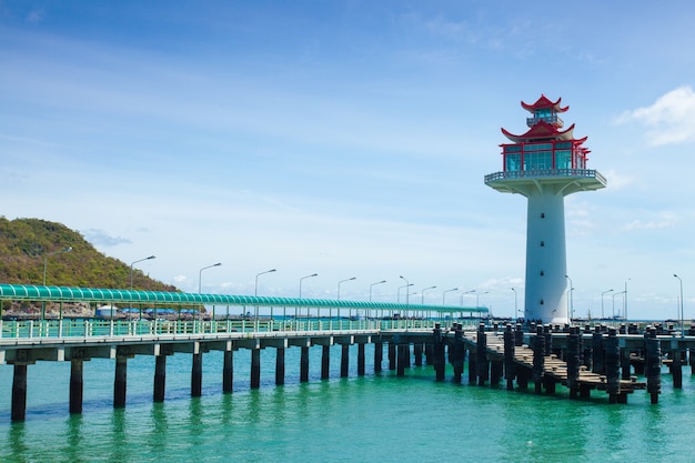 Ponte del faro che si estende nel mare.