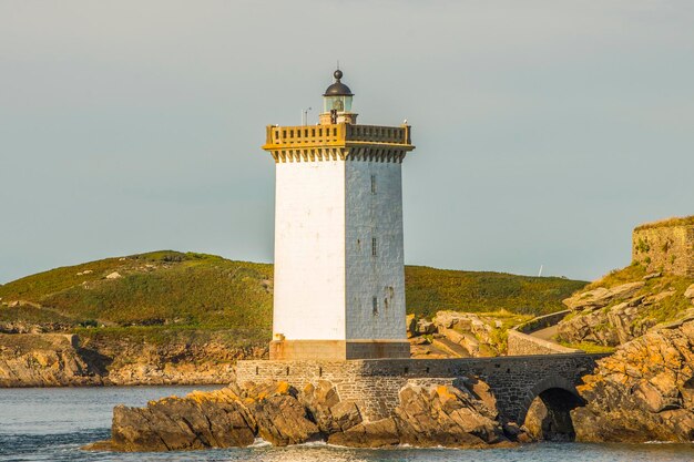 Foto faro costruito contro il cielo