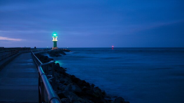 写真 青い空に照らされた海の灯台