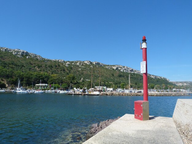 Foto faro sul mare contro un cielo blu limpido