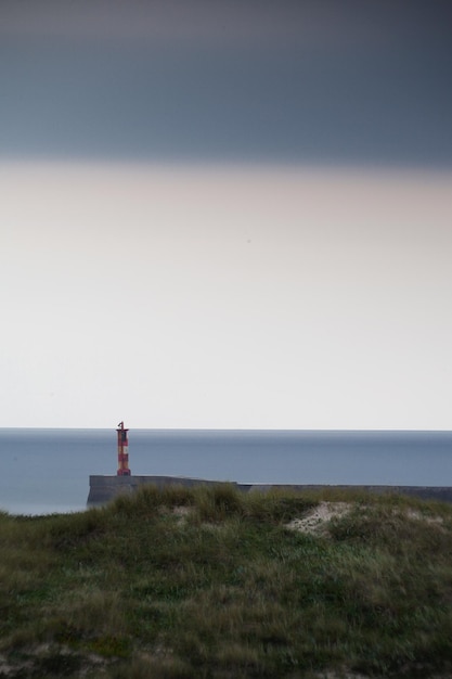 Foto faro sul mare contro un cielo limpido