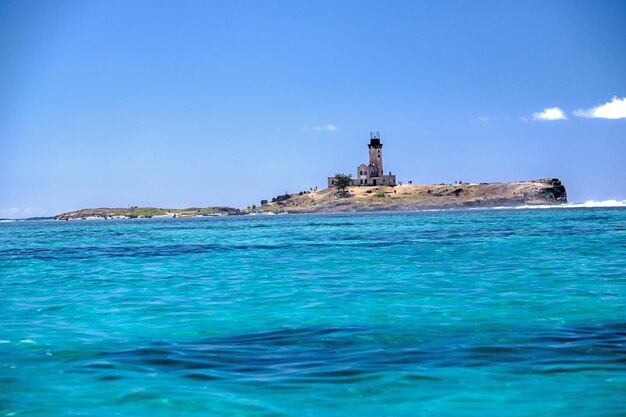 Foto faro dal mare contro il cielo