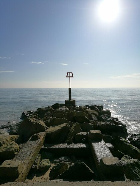 Foto faro dal mare contro il cielo