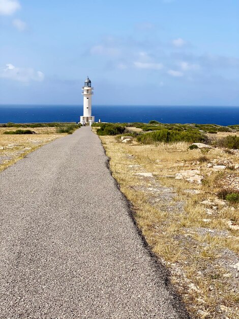 Foto faro dal mare contro il cielo