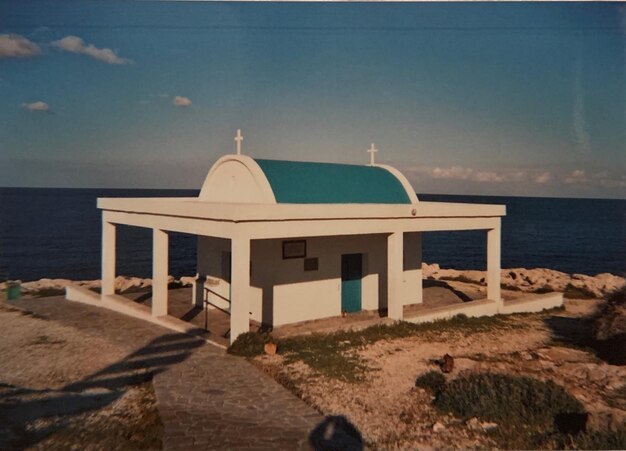 Faro dal mare contro il cielo