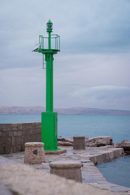 写真 空に照らされた海の灯台